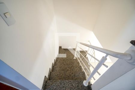 Casa de condomínio à venda com 133m², 3 quartos e 2 vagasEscada