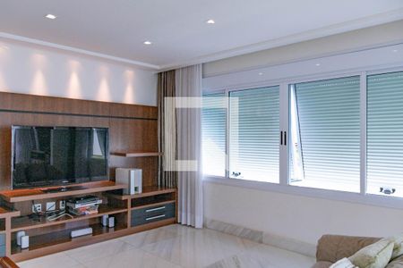 Casa à venda com 436m², 4 quartos e 6 vagasSala