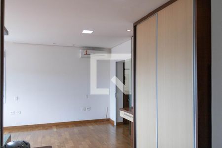 Casa à venda com 436m², 4 quartos e 6 vagasSala