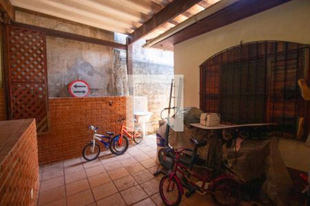 Casa à venda com 360m², 4 quartos e 4 vagas Casa à venda com 360m², 4 quartos e 4 vagasQuintal