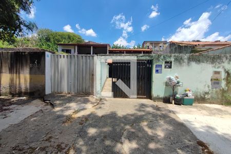 Casa à venda com 400m², 3 quartos e 8 vagasFachada