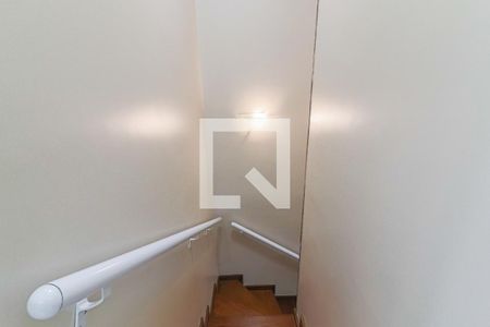 Casa de condomínio para alugar com 180m², 3 quartos e 2 vagasEscadas