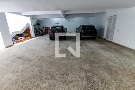 Casa à venda com 700m², 4 quartos e 8 vagas Casa à venda com 700m², 4 quartos e 8 vagasGaragem