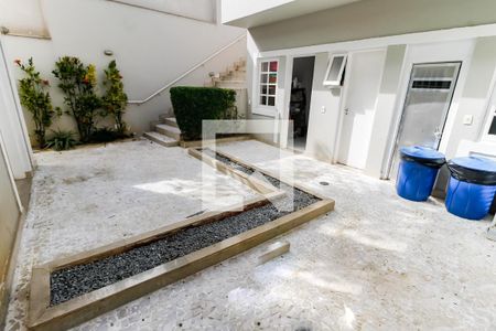 Casa à venda com 700m², 4 quartos e 8 vagas Casa à venda com 700m², 4 quartos e 8 vagasQuintal