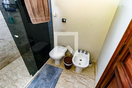 Casa à venda com 700m², 4 quartos e 8 vagas Casa à venda com 700m², 4 quartos e 8 vagasBanheiro da Suíte 2