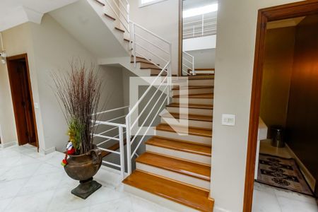 Casa à venda com 700m², 4 quartos e 8 vagas Casa à venda com 700m², 4 quartos e 8 vagasEscada acesso Suítes