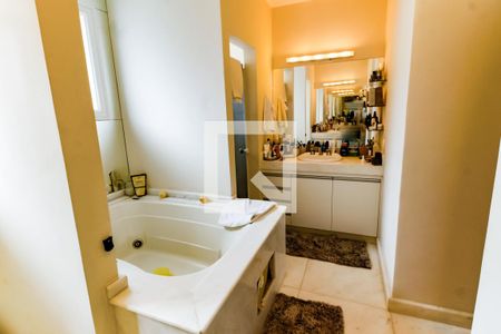 Casa à venda com 700m², 4 quartos e 8 vagas Casa à venda com 700m², 4 quartos e 8 vagasBanheiro da Suíte 1