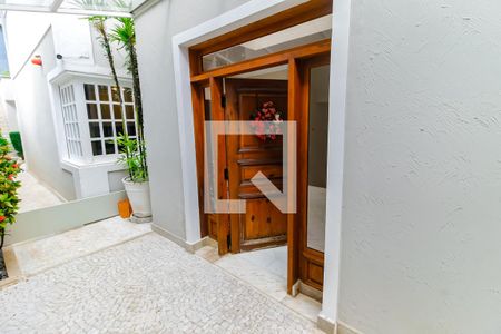 Casa à venda com 700m², 4 quartos e 8 vagas Casa à venda com 700m², 4 quartos e 8 vagasEntrada