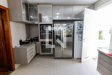 Casa à venda com 700m², 4 quartos e 8 vagas Casa à venda com 700m², 4 quartos e 8 vagasCozinha - Armários