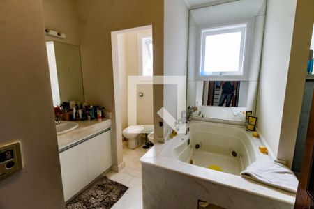 Casa à venda com 700m², 4 quartos e 8 vagas Casa à venda com 700m², 4 quartos e 8 vagasBanheiro da Suíte 1