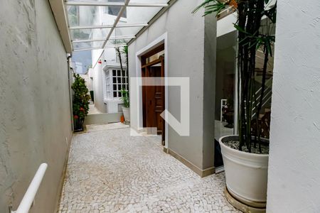 Casa à venda com 700m², 4 quartos e 8 vagas Casa à venda com 700m², 4 quartos e 8 vagasEntrada