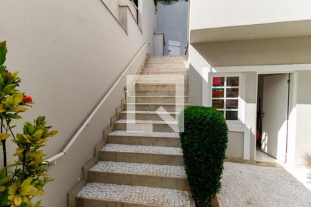 Casa à venda com 700m², 4 quartos e 8 vagas Casa à venda com 700m², 4 quartos e 8 vagasEscada acesso terraço