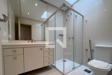 Casa à venda com 380m², 4 quartos e 6 vagasBanheiro do quarto 3