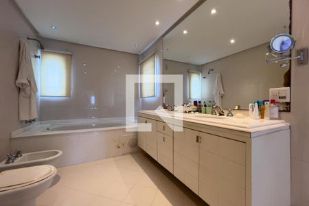 Casa à venda com 380m², 4 quartos e 6 vagasBanheiro do quarto 1