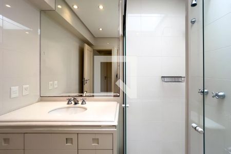 Casa à venda com 380m², 4 quartos e 6 vagasBanheiro do quarto 3