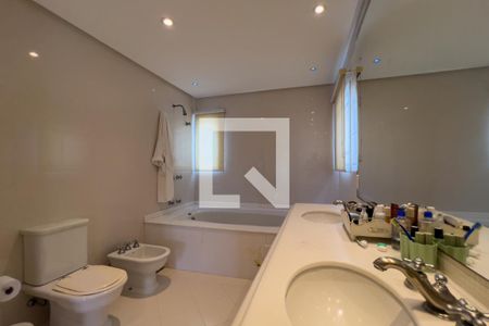 Casa à venda com 380m², 4 quartos e 6 vagasBanheiro do quarto 1