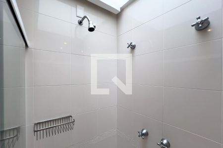 Casa à venda com 380m², 4 quartos e 6 vagasBanheiro do quarto 2