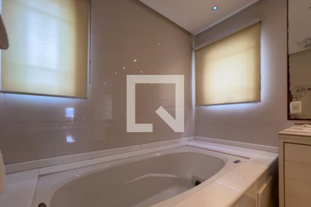 Casa à venda com 380m², 4 quartos e 6 vagasBanheiro do quarto 1