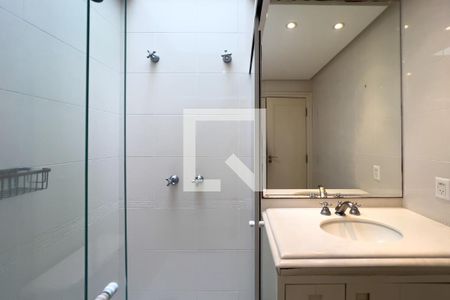 Casa à venda com 380m², 4 quartos e 6 vagasBanheiro do quarto 2