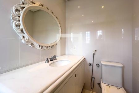 Casa à venda com 380m², 4 quartos e 6 vagasBanheiro do quarto 4