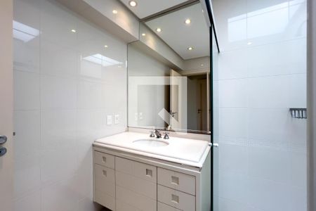 Casa à venda com 380m², 4 quartos e 6 vagasBanheiro do quarto 3