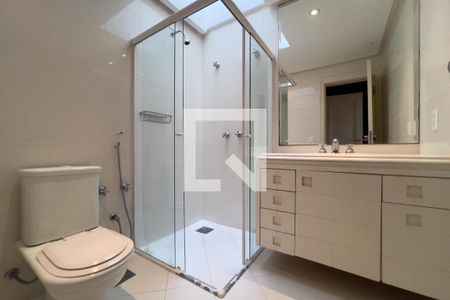 Casa à venda com 380m², 4 quartos e 6 vagasBanheiro do quarto 2