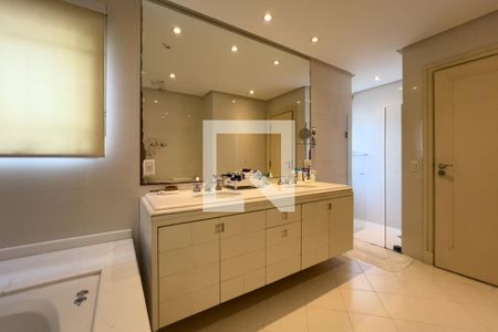 Casa à venda com 380m², 4 quartos e 6 vagasBanheiro do quarto 1