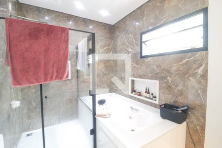 Casa de condomínio para alugar com 285m², 4 quartos e 2 vagasBanheiro do Quarto 