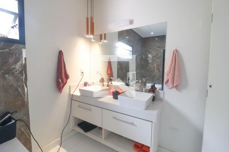 Casa de condomínio para alugar com 285m², 4 quartos e 2 vagasBanheiro do Quarto 