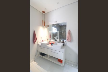 Casa de condomínio para alugar com 285m², 4 quartos e 2 vagasBanheiro do Quarto 