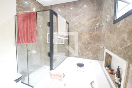 Casa de condomínio para alugar com 285m², 4 quartos e 2 vagasBanheiro do Quarto 