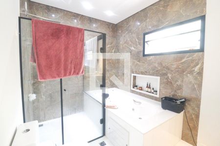 Casa de condomínio para alugar com 285m², 4 quartos e 2 vagasBanheiro do Quarto 