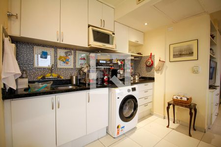 Apartamento à venda com 85m², 2 quartos e 4 vagas Apartamento à venda com 85m², 2 quartos e 4 vagasCozinha e Área de Serviço