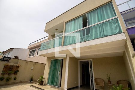 Casa de condomínio à venda com 280m², 4 quartos e 2 vagasFachada