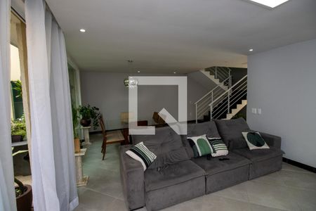 Casa de condomínio à venda com 280m², 4 quartos e 2 vagasSala