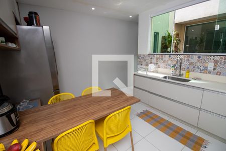 Casa de condomínio à venda com 280m², 4 quartos e 2 vagasCozinha