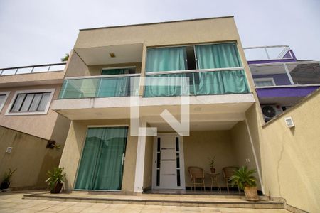 Casa de condomínio à venda com 280m², 4 quartos e 2 vagasFachada