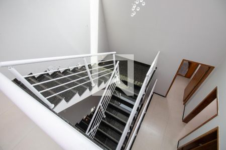 Casa de condomínio à venda com 280m², 4 quartos e 2 vagasEscada