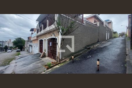 Casa para alugar com 50m², 1 quarto e 1 vagaFachada 1 e Fachada Lateral