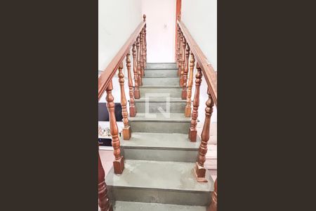 Casa à venda com 200m², 3 quartos e 2 vagasEscada