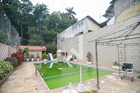 Casa à venda com 900m², 4 quartos e 4 vagas Casa à venda com 900m², 4 quartos e 4 vagasPiscina
