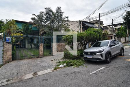 Casa à venda com 900m², 4 quartos e 4 vagas Casa à venda com 900m², 4 quartos e 4 vagasFachada