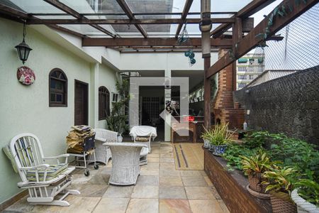 Casa à venda com 900m², 4 quartos e 4 vagas Casa à venda com 900m², 4 quartos e 4 vagasÁrea comum