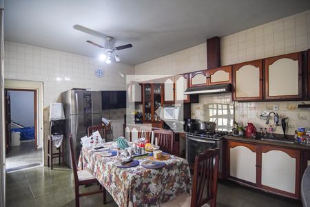 Casa à venda com 900m², 4 quartos e 4 vagas Casa à venda com 900m², 4 quartos e 4 vagasCozinha