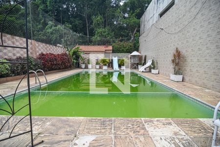 Casa à venda com 900m², 4 quartos e 4 vagas Casa à venda com 900m², 4 quartos e 4 vagasPiscina