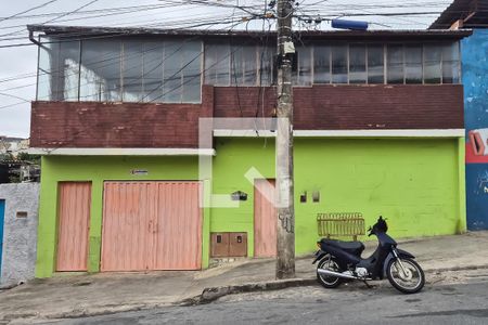 Casa à venda com 322m², 5 quartos e 1 vaga Casa à venda com 322m², 5 quartos e 1 vagaFachada