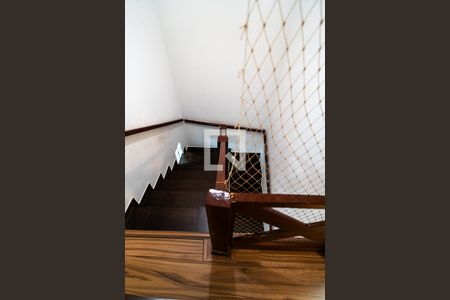 Casa para alugar com 180m², 2 quartos e 2 vagas Casa para alugar com 180m², 2 quartos e 2 vagasEscada