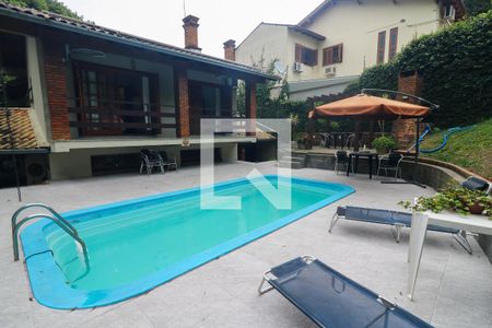 Casa à venda com 300m², 3 quartos e 4 vagas Casa à venda com 300m², 3 quartos e 4 vagasPiscina