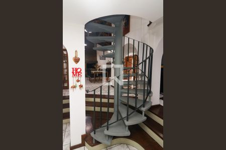 Casa à venda com 300m², 3 quartos e 4 vagas Casa à venda com 300m², 3 quartos e 4 vagasEscada