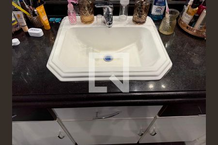 Apartamento à venda com 220m², 3 quartos e 2 vagasSuíte - Banheiro